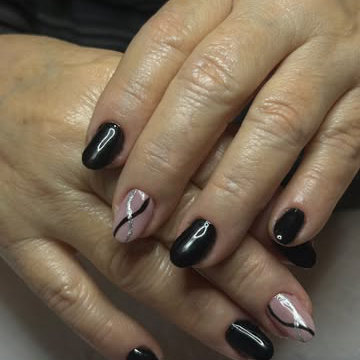 Post do Instagram com unhas pretas decoradas