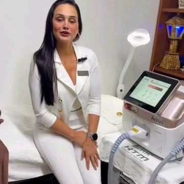Post do Instagram com a profissional ao lado do aparelho de laser