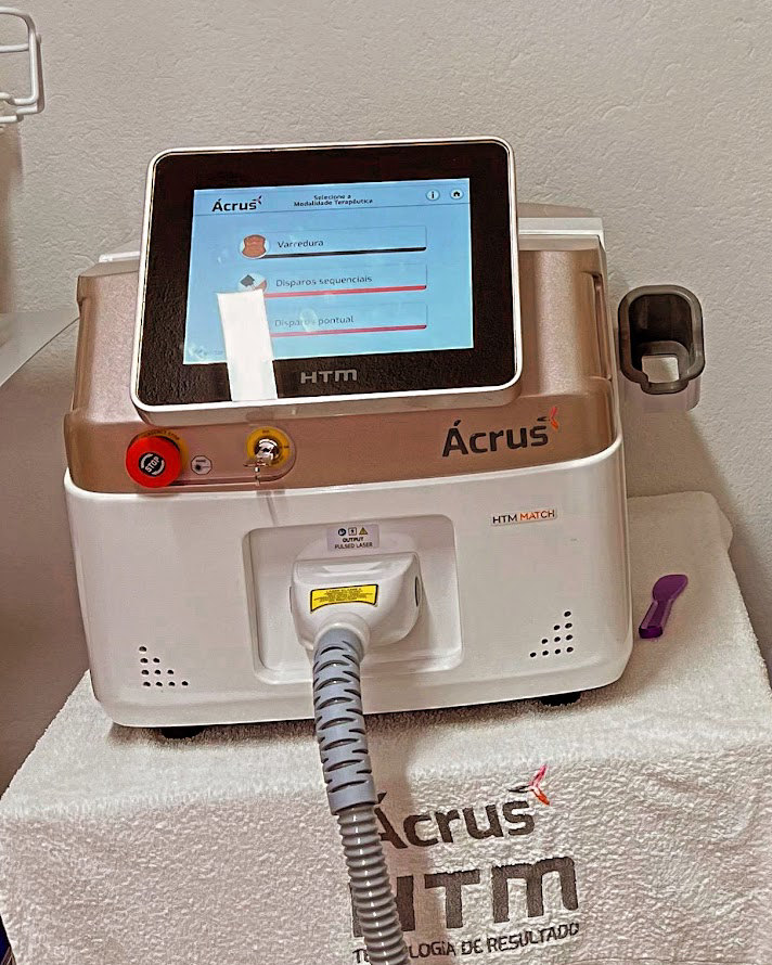 Aparelho de depilação a laser Ácrus HTM em cima da mesa com toalha