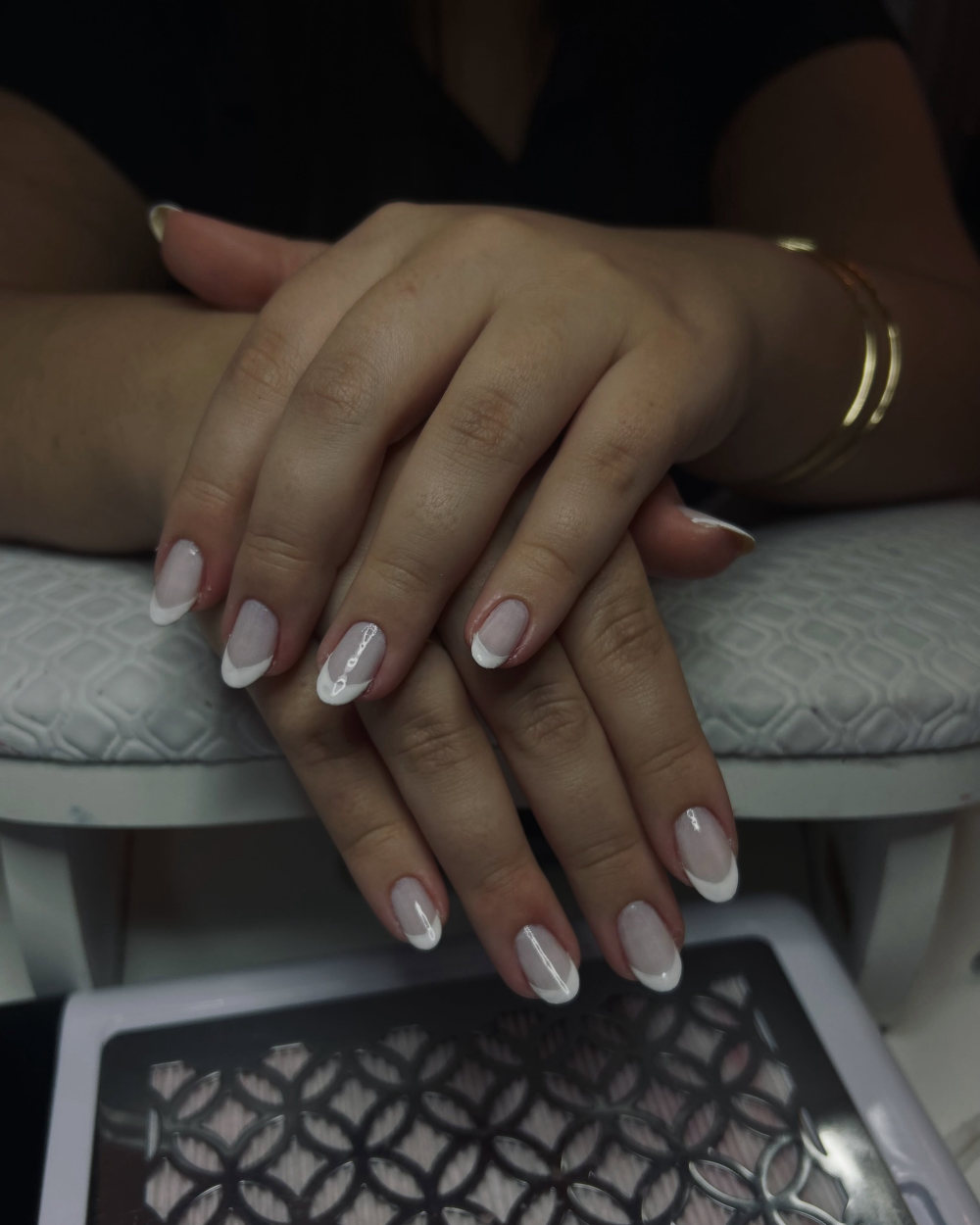 Mãos com unhas francesinhas feitas no espaço